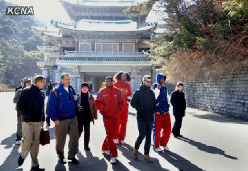 조선매체 미국롱구대표단의 우의전람관 참관사진 공포
