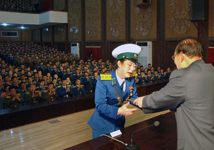 조선 녀교통경찰 영웅칭호 수여 현장서 감격의 눈물 펑펑