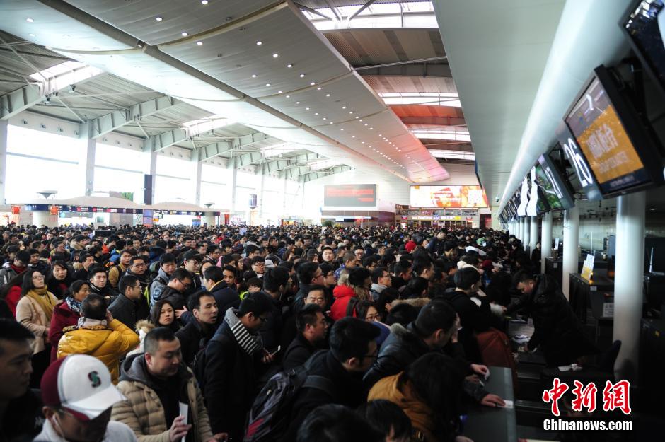 대련공항 300여개 항공편 취소, 1.4만명 려객 체류