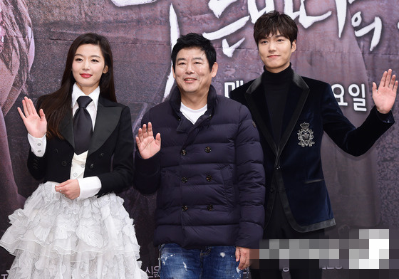 리민호, 전지현 팔짱 끼고 '푸른 바다의 전설' 제작발표회 등장(사진