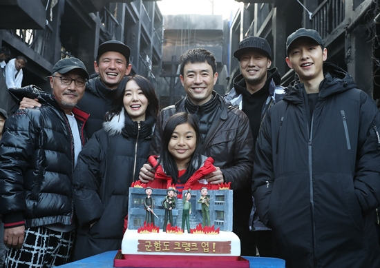 송중기 영화 '군함도' 촬영 마쳐, 황정민 소지섭과 미소 지으며 사진촬영